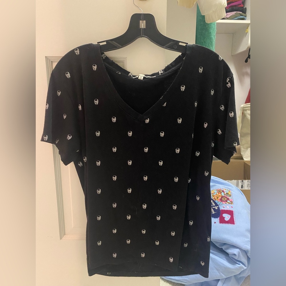 Z Supply skull v-neck tee shirt